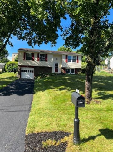 111 Crestridge Dr, Moon Twp, PA 15108-1126