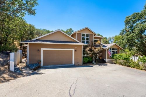 560 Saratoga Ct, Ukiah, CA 95482-4187