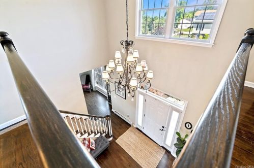 9 Murray Ln, Crotonville NY  10562-3300 exterior