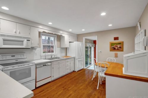 43 Walnut Ln, Northford CT  06472-1128 exterior