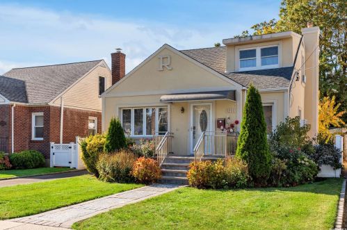 1911 Stewart Ave, New Hyde Park, NY 11040-1625