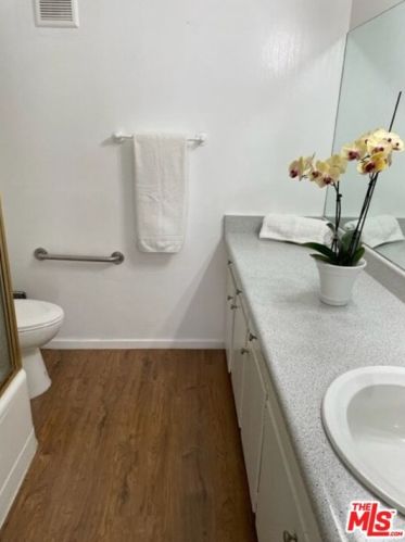 5339 Newcastle Ave, Van Nuys CA 91316-3082 exterior