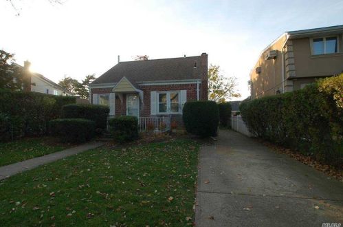 515 Sperry Blvd, New Hyde Park, NY 11040-3842