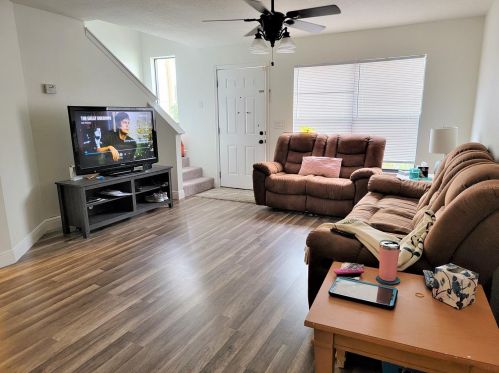 1722 Silver Creek Ct, Orlando, FL 32807-4242