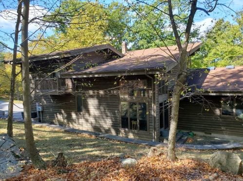 54 Cross Ridge Rd, Tuxedo Park, NY 10987-3530