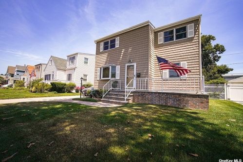 214 Venetian Blvd, North Lindenhurst, NY 11757-6108
