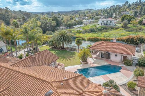 1129 Sugarbush Dr, Vista CA  92084-6605 exterior