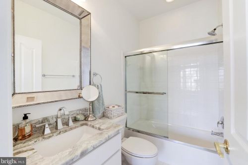 19376 Ml Dm Pl, Leesburg VA 20176-1637 exterior