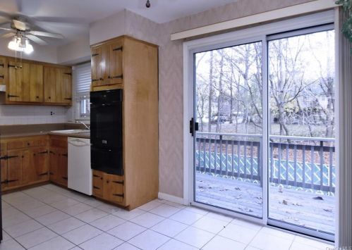 10 Danbury Ct, Airmont, NY 10901-8026