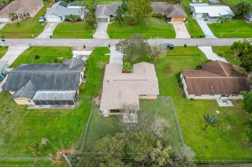550 Anchor Ln, Fort Pierce FL  34983-2202 exterior