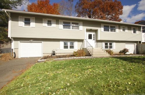 1 Spread Oak Ln, Waterbury, CT 06704-1150