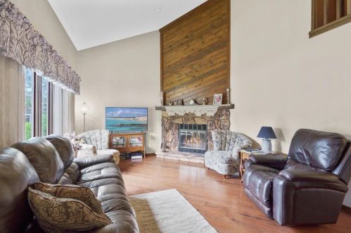 1348 Lindale Ln, Green Bay, WI 54313-5652