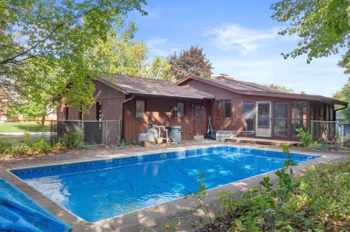 13735 Wilbur Dr, Waukesha, WI 53151-5359