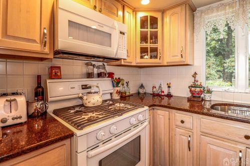 19 Herold Pl, Metuchen NJ  08840-2603 exterior