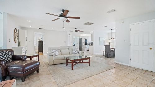 5904 Bayview Cir, Saint Petersburg FL  33707-3930 exterior