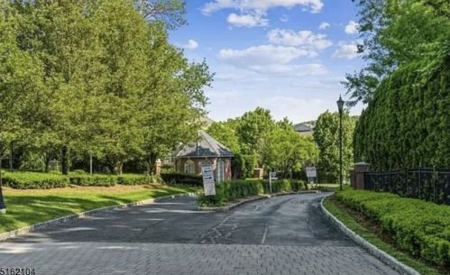 426 Cambridge Dr, Kinnelon, NJ 07405-3241