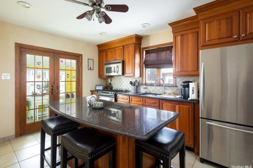 95-12 161st Ave, Jamaica, NY 11414-2947