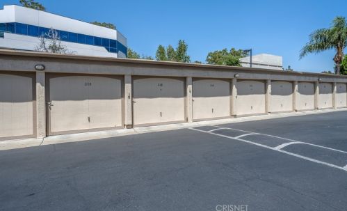 23715 Del Monte Dr, Santa Clarita CA  91355-3813 exterior