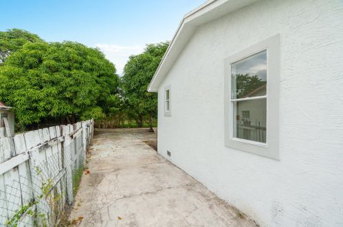 1750 Seacrest Blvd, Boynton Beach FL  33435-2245 exterior