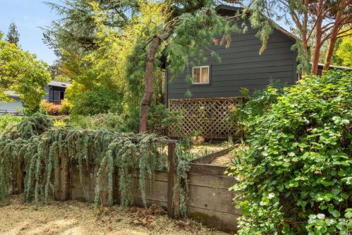 1095 Pine Tree Ln, Sebastopol CA  95472-2681 exterior