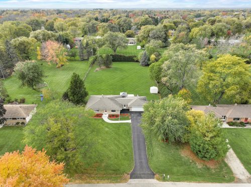 10043 Greenview Dr, Thiensville WI  53092-5749 exterior