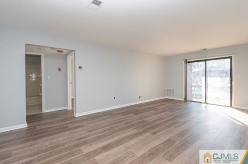 109 Sharon Garden Ct, Woodbridge NJ  07095-4308 exterior