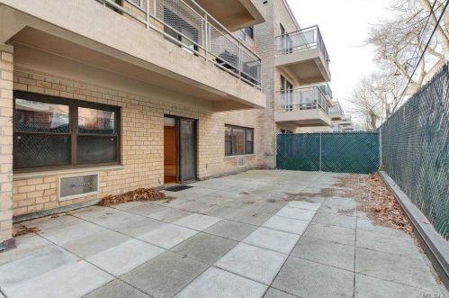 1 Overlook Ave, Great Neck, NY 11021-3750