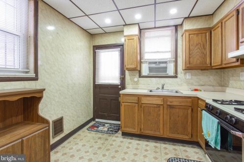 1815 Dudley St, Philadelphia PA 19145-2923 exterior