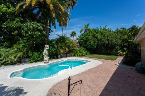 12050 4 St, Saint Petersburg FL  33706-4426 exterior