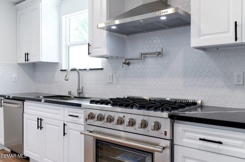 14363 Collins St, Van Nuys CA 91316-1030 exterior