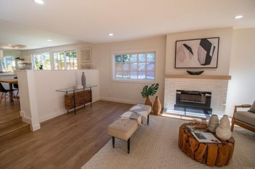1527 Linda Sue Ln, Encinitas CA  92024-2424 exterior