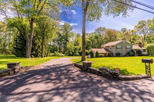 65 Gate Ridge Rd, Bridgeport, CT 06612-1836
