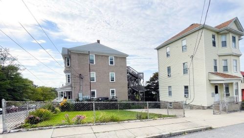 221 Beach St, Fall River, MA 02721-1013