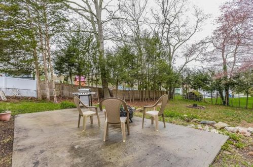 15 Country Club Dr, Gales Ferry CT  06339-1714 exterior