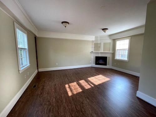 7 Chester Rd, Derry, NH 03038-1671