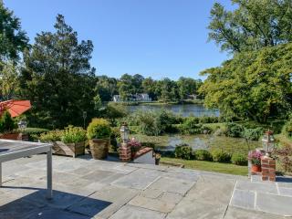 60 Gristmill Ln, North Hills, NY 11030-1108