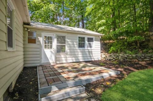 24 Holt Rd, Hyde Park, NY 12538-1810