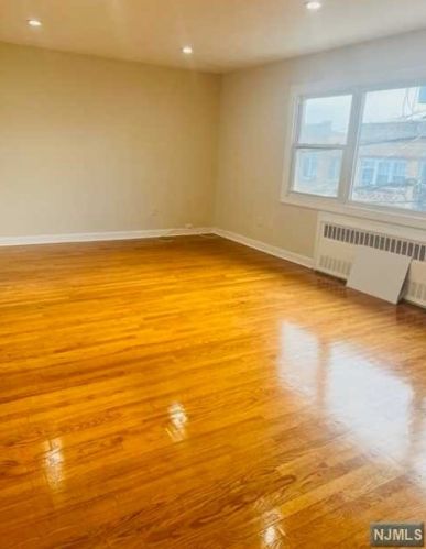 422 72nd St, North Bergen, NJ 07047-5514