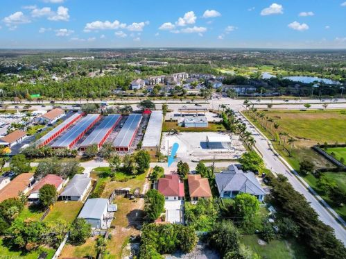 123 1st St, Naples, FL 34117-2102