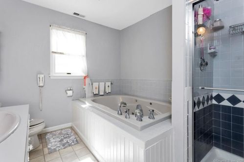 16 Vollmer Ave, Norwalk CT  06851-4132 exterior
