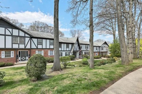 117 Parkside Dr, Airmont, NY 10901-7842