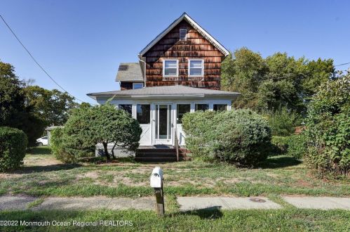 390 Thompson Ave, Middletown, NJ 07748-5908