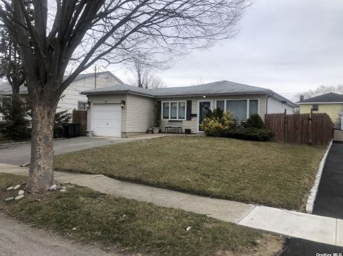 512 Pecan St, North Lindenhurst, NY 11757-4712