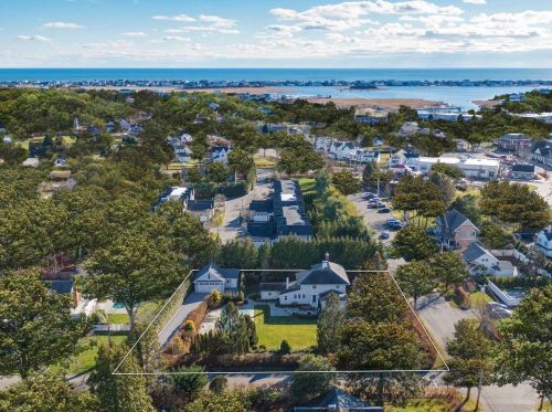 22 Beach Rd, West Hampton Beach, NY 11978-2318