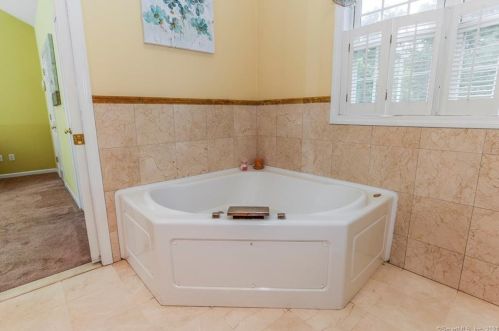 16 Patricks Ct, Wallingford CT  06492-2692 exterior