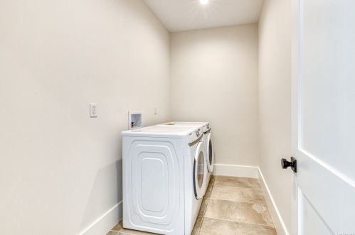 2 Hedge Ln, Westbury NY  11590-6523 exterior