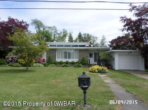 10 Circle Dr, Dallas, PA 18612-9105