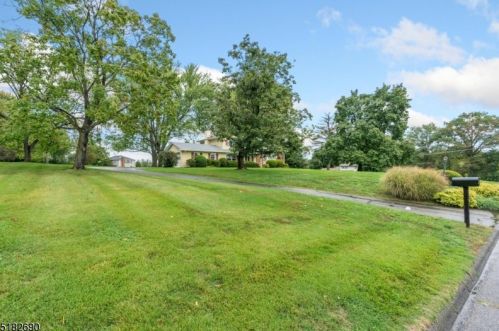 6 Country Club Dr, East Amwell Township, NJ 08551-1901