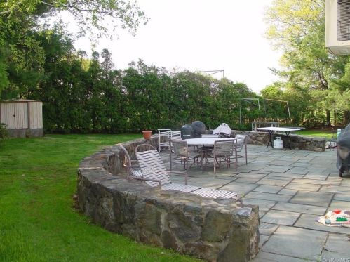 71 Skyview Ln, New Rochelle NY  10804-2912 exterior