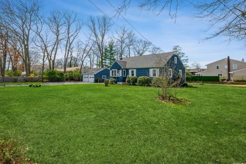 69 Grand Ave, North Lindenhurst, NY 11757-4237